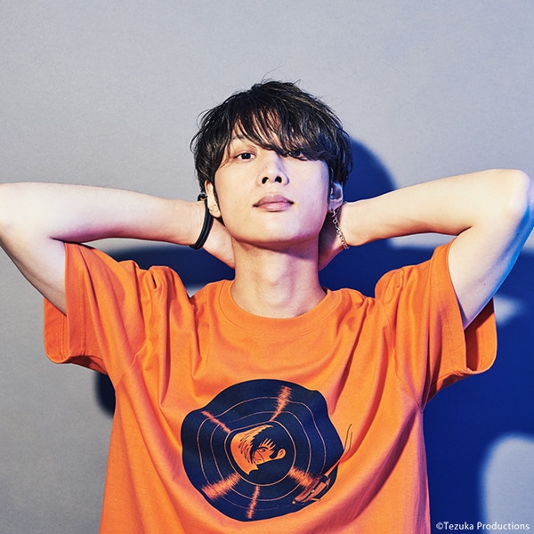 牧達弥（go!go!vanillas）が着用する「ブラック・ジャック」Tシャツ。