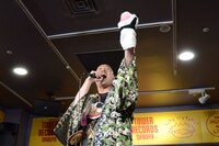 パンダの人形を掲げるレイザーラモンRG。