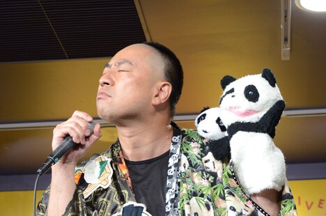 歌うレイザーラモンRG。