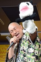 パンダの人形を掲げるレイザーラモンRG。