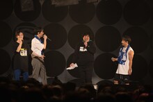 アンコールで談笑するw-inds.と岡崎体育。（Photo by Yuto Fukada）