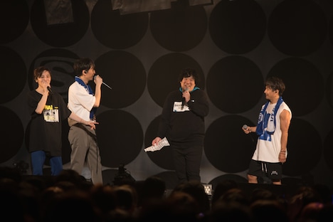 アンコールで談笑するw-inds.と岡崎体育。（Photo by Yuto Fukada）