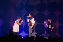 「Dirty Talk」パフォーマンス中のw-inds.。（Photo by Yuto Fukada）