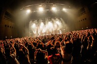 「踊るダメ人間」で“ダメジャンプ”をするオーディエンス。（撮影：コザイリサ）