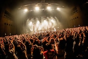 「踊るダメ人間」で“ダメジャンプ”をするオーディエンス。(撮影:コザイリサ)