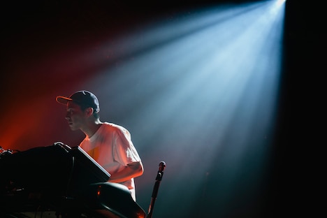 荒内佑（Key, Sampler）（撮影：三浦知也）