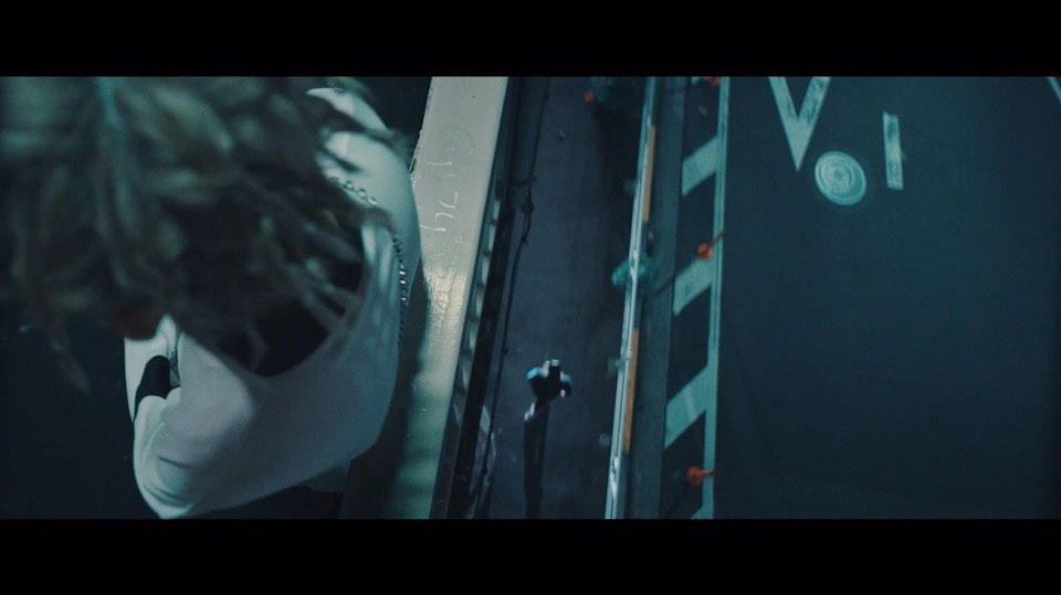 清水翔太「alone feat.SALU」ミュージックビデオのワンシーン。