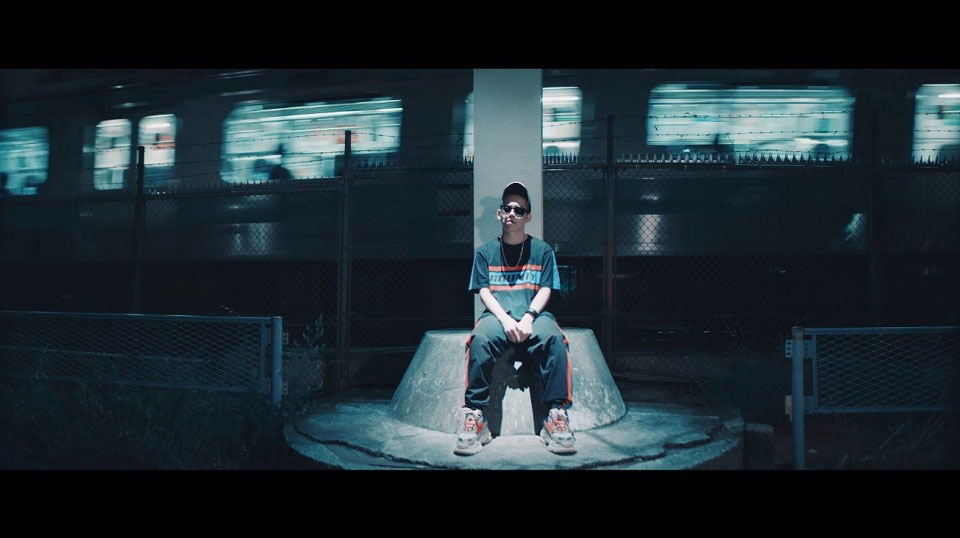 清水翔太「alone feat.SALU」ミュージックビデオのワンシーン。