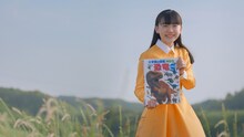 小学館テレビCM「小学館の図鑑NEO　恐竜2」のワンシーン。「ティラノサウルスの歯は、 30cmもあるんだってー！ でっかいー！」 と驚く芦田愛菜。