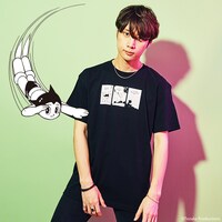 牧達弥（go!go!vanillas）が着用する「鉄腕アトム」Tシャツ。