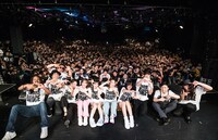 観客と記念撮影するフィロソフィーのダンスとバンドメンバー。（撮影：高橋徹） (edited)