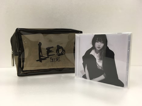 家入レオ「もし君を許せたら」初回限定盤Bと付属の「LEO IEIRI スケルトンポーチ」。