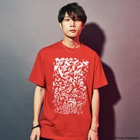 牧達弥（go!go!vanillas）が着用する「ルードウィヒ・B」Tシャツ。