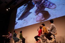 砂に埋もれるユースケを見るメンバー。（写真提供：SDR）