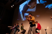 しりとりラップの映像に大爆笑のメンバーと、恥ずかしがるユースケ（手前）。（写真提供：SDR）