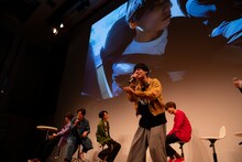 しりとりラップの映像に大爆笑のメンバーと、恥ずかしがるユースケ（手前）。（写真提供：SDR）