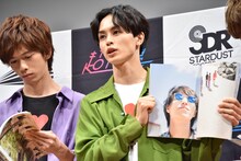 「タカシハンパないって！」と言うタクヤ（右）と写真をセレクト中のリョウガ（左）。