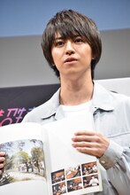 「胃もたれハンパないって！」と言うタカシ。