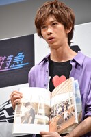 「カメラマンさんの腕ハンパないって！」と言うリョウガ。