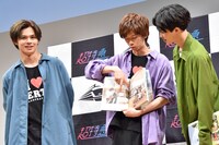 囲み取材の様子。