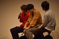 一向に終わる気配のないしりとりラップ映像に、暗闇の中で恐縮しきりのユースケ（中央）。