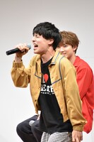 生でしりとりラップを披露するユースケ。