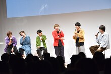 ユースケ（右から2番目）のしりとりラップに大爆笑の超特急。