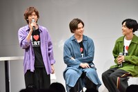 ムチャ振りを受けて苦しそうにしりとりラップを披露するリョウガ（左）。