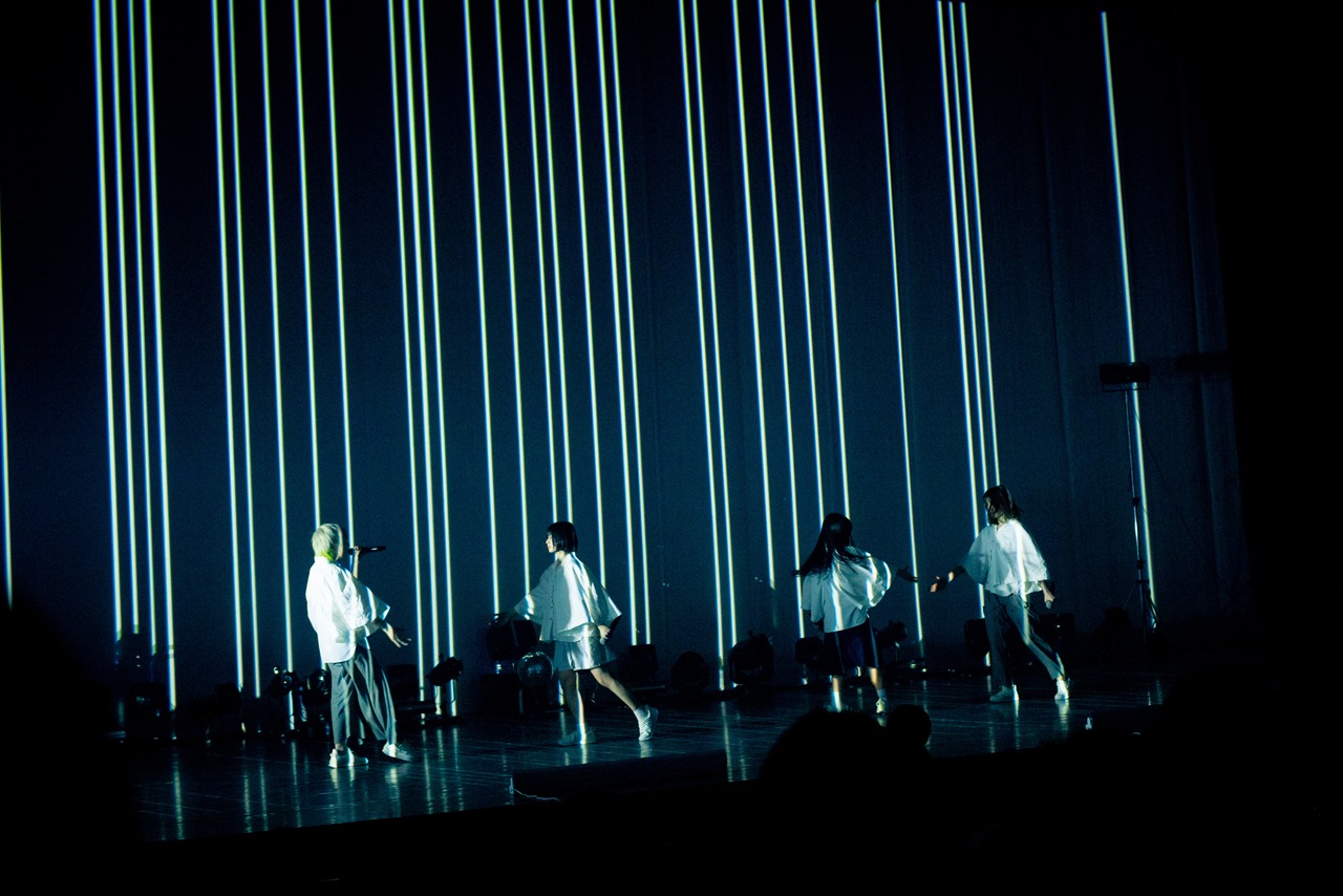 Maison book girl「Maison book girl tour 2018 final『Solitude HOTEL 5F』」の様子。（撮影：稲垣謙一）