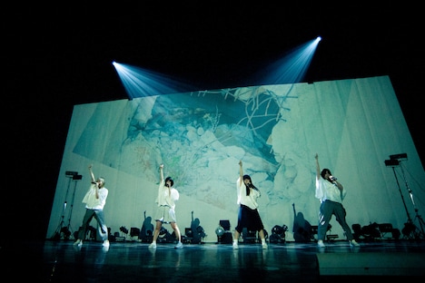 Maison book girl「Maison book girl tour 2018 final『Solitude HOTEL 5F』」の様子。（撮影：稲垣謙一）