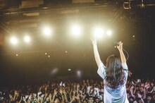 あいみょん「AIMYON TOUR 2018 -TELEPHONE LOBSTER-ADDITIONAL SHOW "TAIWAN"」の様子。（撮影：井手康郎、鈴木友莉）