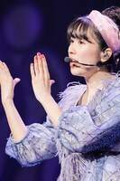 手話を交えながら「Hanabi」を歌う佐々木彩夏（Photo by HAJIME KAMIIISAKA＋Z）