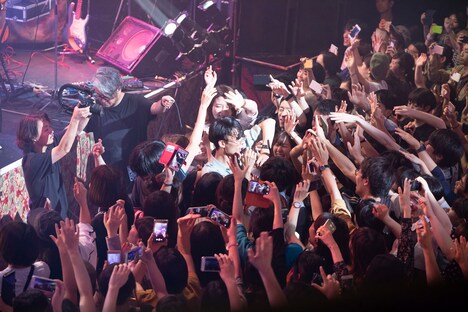 ファンに囲まれて身動きが取れなくなった高橋健介（G）。（撮影：Kousuke Ito）