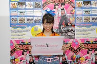 自身がプロデュースするブランド「Cubby Bunny」のロゴを掲げる佐々木彩夏。（Photo by HAJIME KAMIIISAKA＋Z）