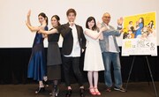 「猫は抱くもの」舞台挨拶の様子。左から林田岬優、佐藤乃莉、柿澤勇人、末永百合恵、犬童一心。