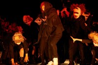 人気画像10位は「SEKAI NO OWARI、巨大な列車と駆け抜けた23万人動員野外ツアー」より、「ラフレシア」を披露するFukase（Vo / 中央）。（撮影：太田好治）