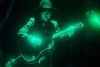 人気画像8位は「SEKAI NO OWARI、巨大な列車と駆け抜けた23万人動員野外ツアー」より、Nakajin（G）。（撮影：アミタマリ）