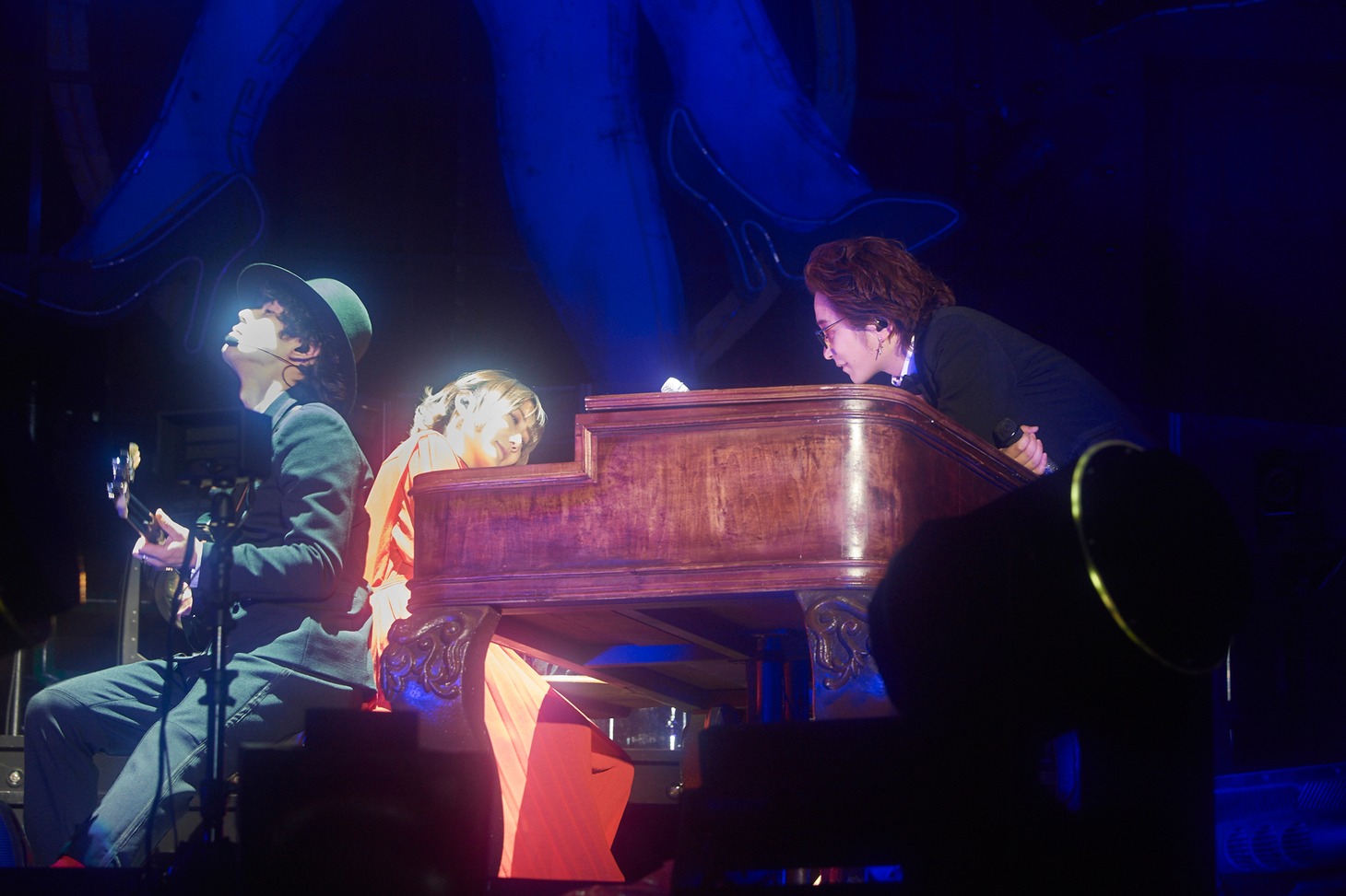 左からNakajin（G）、Saori（Piano）、Fukase（Vo）。（撮影：アミタマリ）
