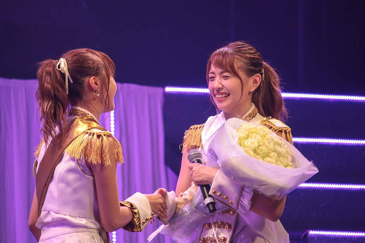 メンバーと握手する志村理佳（右）。（写真提供：エイベックス）