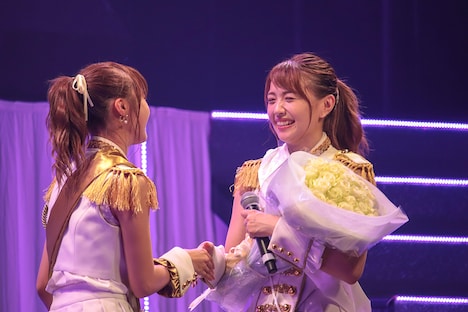 メンバーと握手する志村理佳（右）。（写真提供：エイベックス）