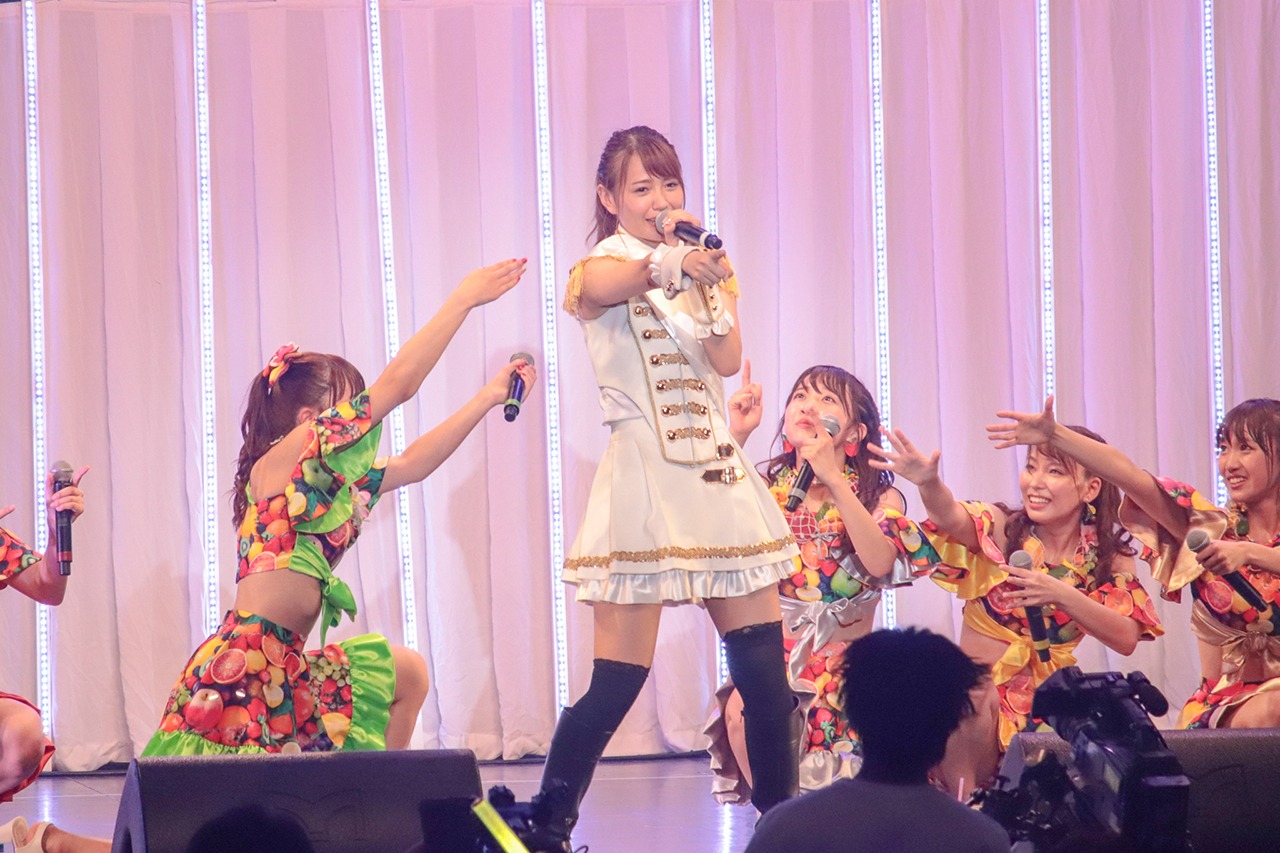 「森永乳業 Presents SUPER☆GiRLS LIVE TOUR 2018」東京・ディファ有明公演の様子。中央は志村理佳。（写真提供：エイベックス）