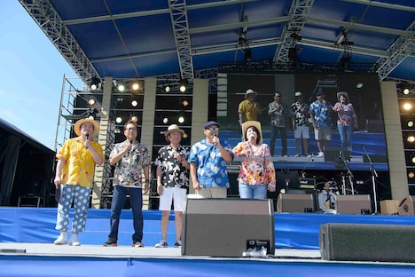 左から与座よしあき、BEGIN、きゃんひとみ。