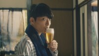 「サッポロ 麦のくつろぎ」新CM「香りが好き篇」のワンシーン。