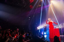 サプライズゲスト・清水翔太との“ミリショー”コラボで「Love Forever」を歌う加藤ミリヤ。