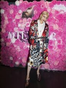 アルバム「Femme Fatale」の“立体ジャケ写”に喜ぶミリヤ。