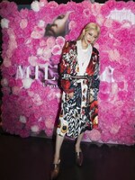 アルバム「Femme Fatale」の“立体ジャケ写”に喜ぶミリヤ。