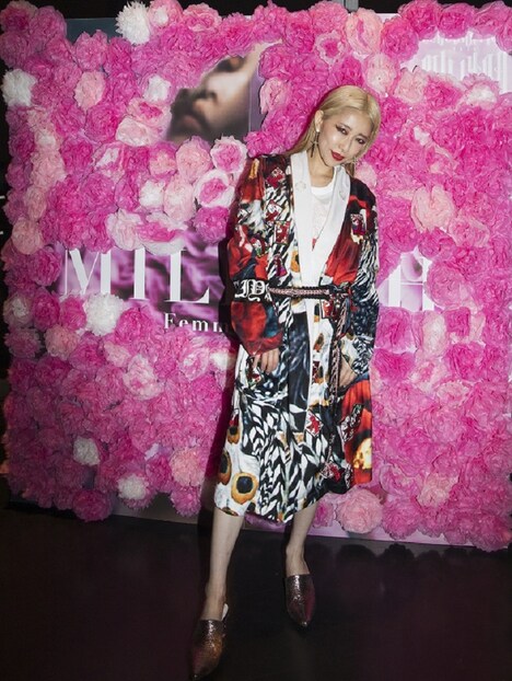 アルバム「Femme Fatale」の“立体ジャケ写”に喜ぶミリヤ。