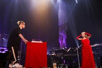 サプライズで登場した清水翔太（左）。