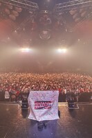 ファンと記念撮影するミリヤ。