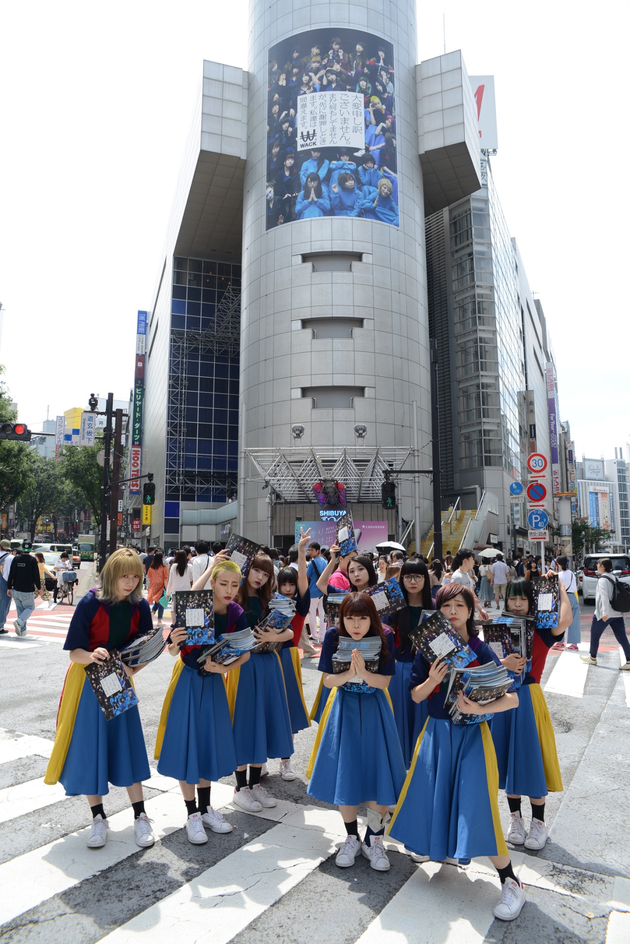 謝罪本を配布するGANG PARADE。